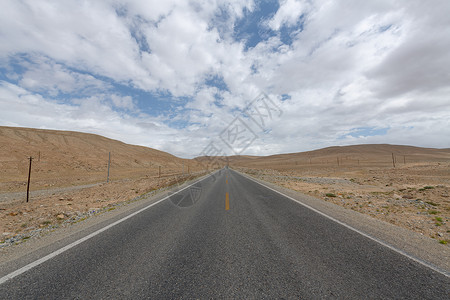 晴天马路戈壁沙漠上的公路背景