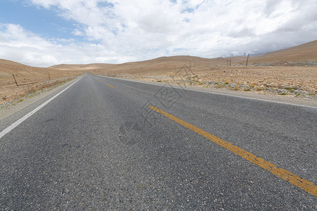 戈壁沙漠上的公路高清图片