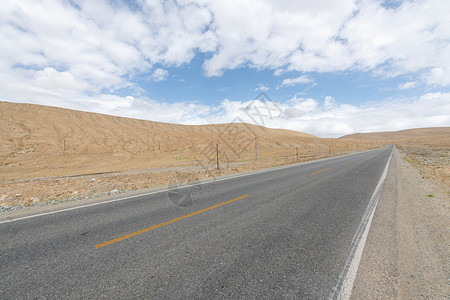 晴天马路戈壁沙漠上的公路背景