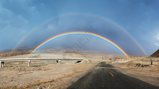 戈壁明珠公路上的双彩虹背景