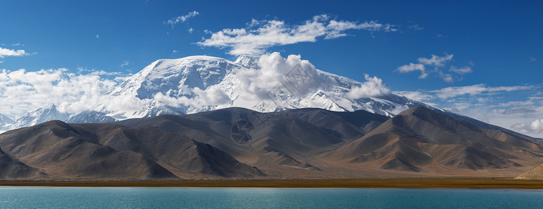 南疆帕米尔高原上的慕士塔格峰高清图片
