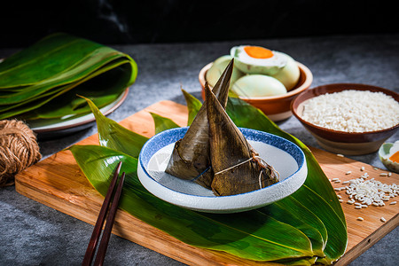 板子上粽子尖角粽背景