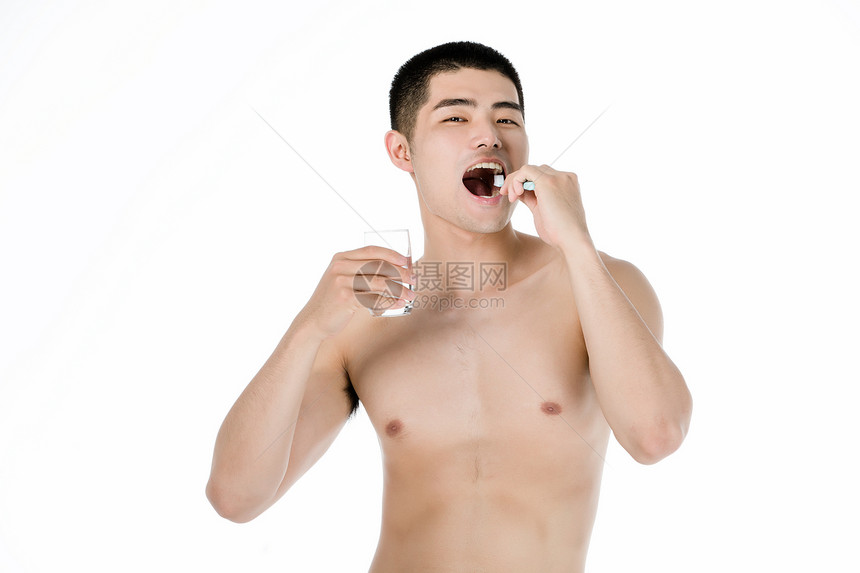 男性刷牙图片