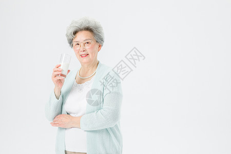 老人喝水站着的老奶奶高清图片