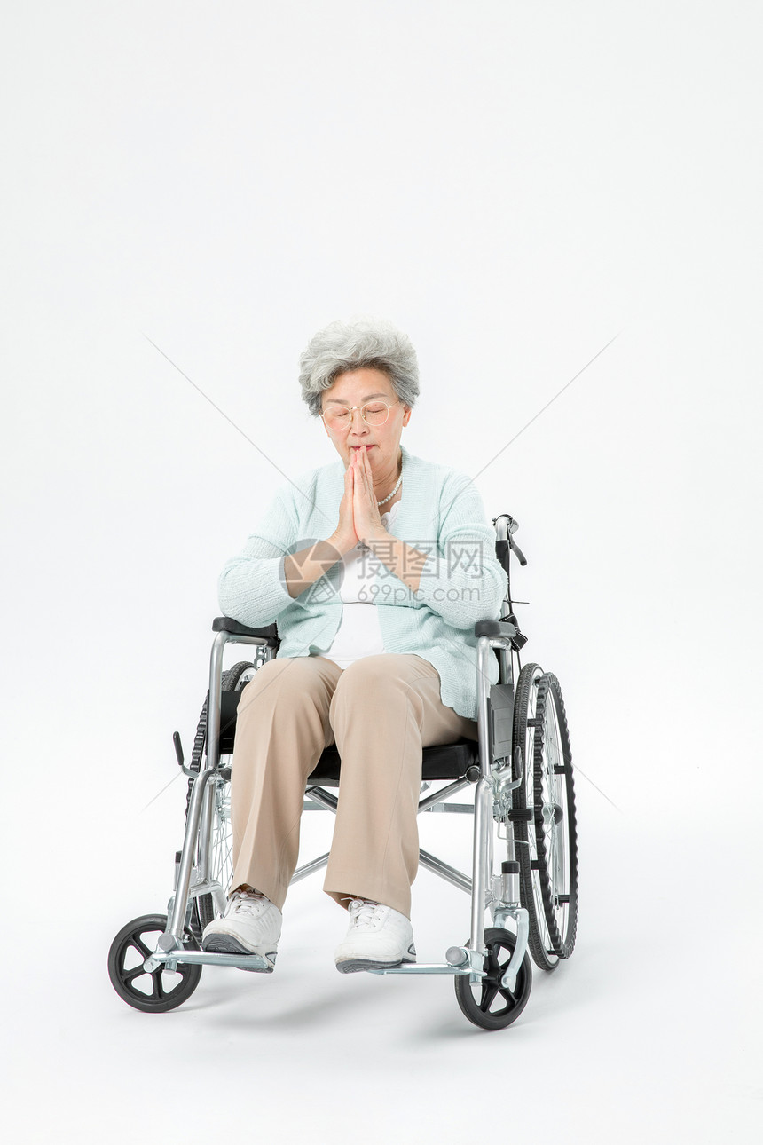 老人轮椅祈祷图片