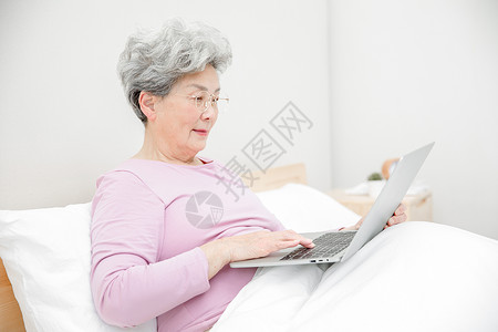 老人床上玩电脑图片