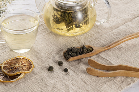 一杯柠檬花茶茉莉龙珠茶叶与茶具背景