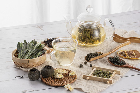 竹叶青和红茶茶叶与茶具背景