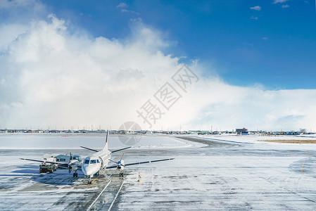 机场下雪雪地上的飞机背景