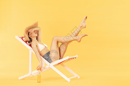 夏季沙滩椅青年女子沙滩椅乘凉背景