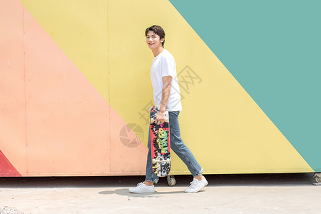 活力男青年玩滑板图片