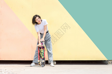 活力女青年玩滑板高清图片