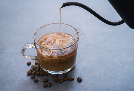 冰拿铁加奶意式咖啡蒸汽式高清图片