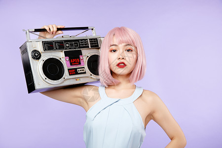 美女收音机美女抱着收音机背景