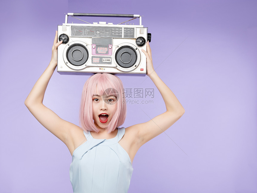 美女抱着收音机图片