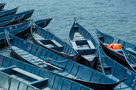蓝色小船停泊湖边高清图片