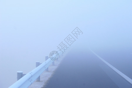  雾霾 恶劣天气空气桥高清图片