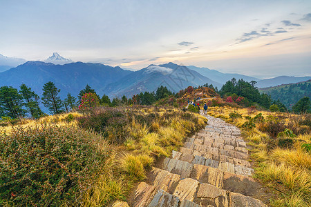 攀山尼泊尔徒步道路背景