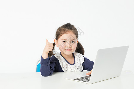 举叉号儿童外国儿童电脑学习背景
