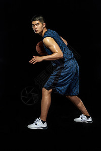 篮球运动员运球动作图片