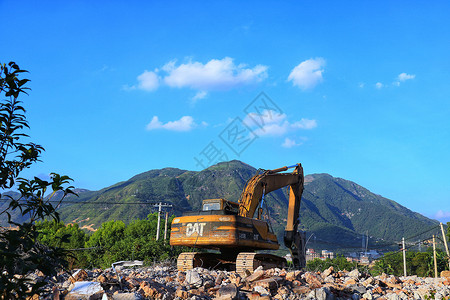 废墟上的挖掘机机背景图片