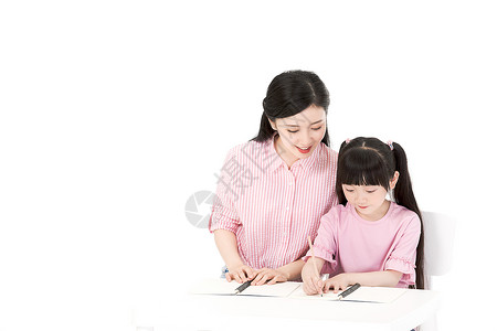 完成作业的女孩母亲教女儿写作业背景