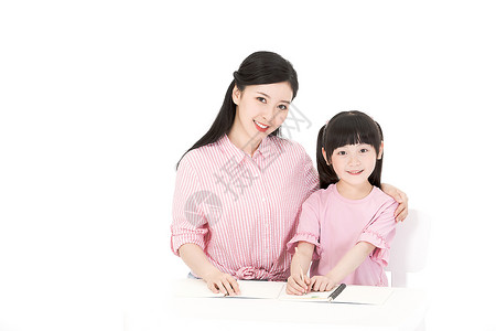禁止给家长布置作业母亲教女儿写作业背景