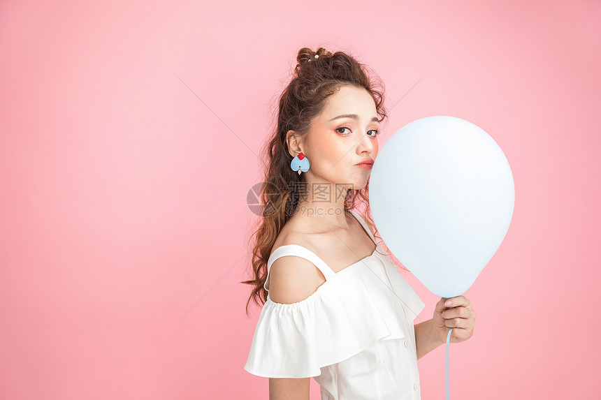 美妆少女拿气球图片
