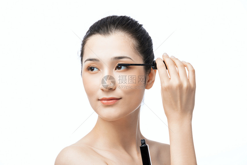 女性刷睫毛膏图片