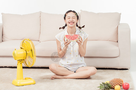 开心一夏青年女子客厅吃西瓜背景