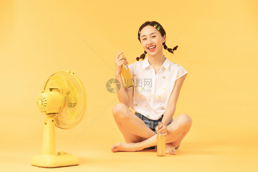 夏日美女喝汽水图片