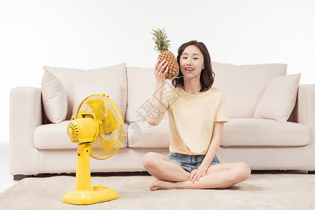 夏日凤梨青年女子客厅吹风扇背景