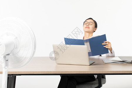 职场女性办公室乘凉背景图片
