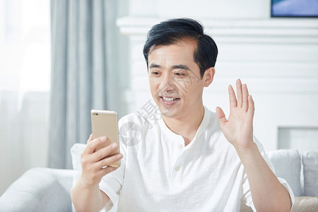 中年人聊天中年男性用手机视频通话背景