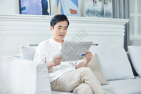 中年男性在家看报纸高清图片