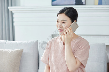 居家女性接电话中年女性打电话背景