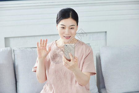 中年女性用手机视频通话图片