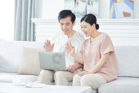 家人和睦中年夫妇使用笔记本电脑视频聊天背景