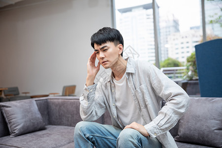 头痛男青年职场男青年头痛背景