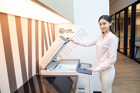 P2P注册公司年轻女职员操作打印机背景