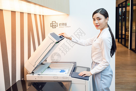 公司注册素材年轻女职员操作打印机背景