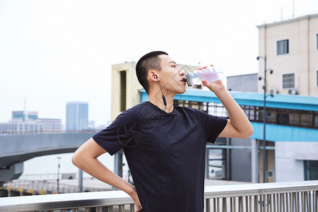 运动男性休息喝水背景图片