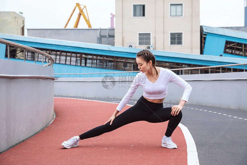 运动女性热身拉伸图片