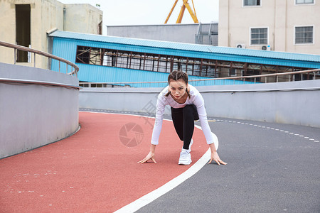 运动女性起跑图片