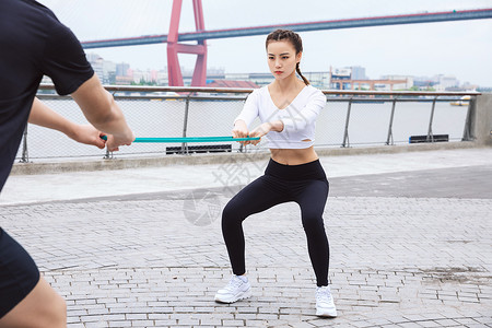 运动男女弹力绳健身图片
