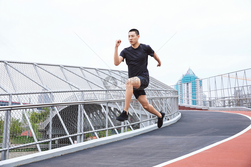 运动男性跑步图片