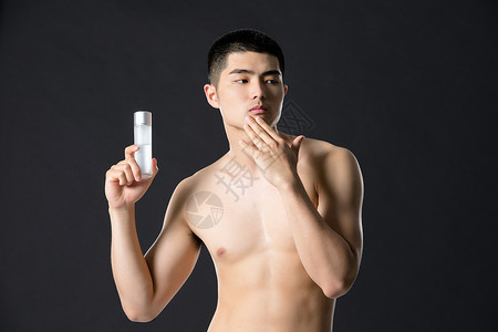 男性保湿护肤图片
