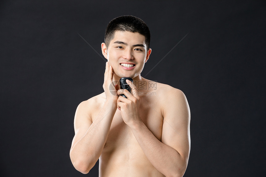 男性剃须图片