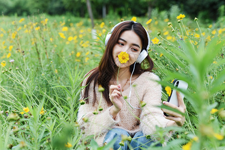 戴耳机自拍的女生高清图片