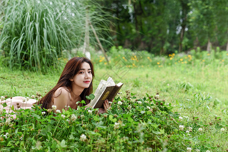 趴在草坪看书学习的女生高清图片